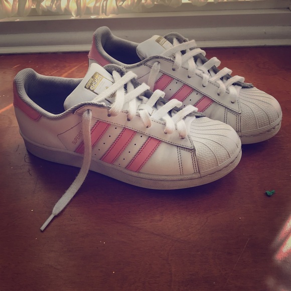 white sneakers with pink stripe